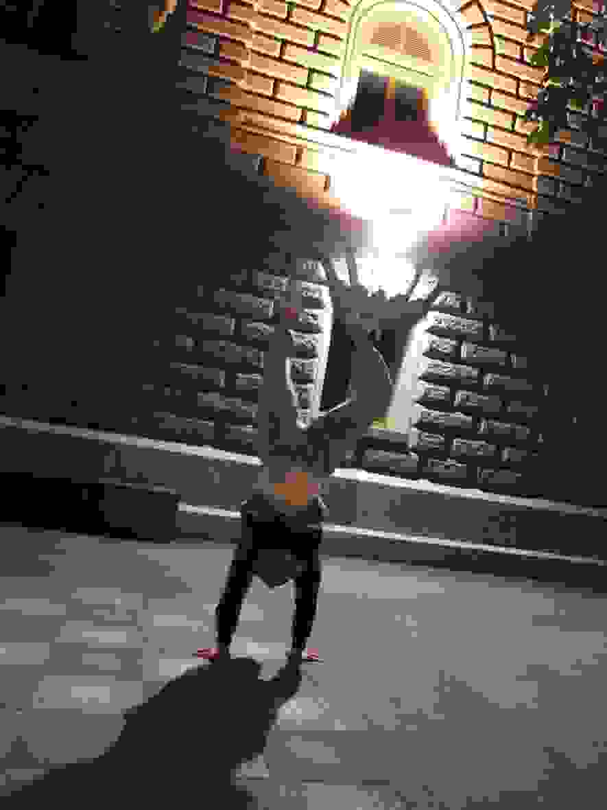 Im Scheinwerferlicht mit Tanz, Akrobatik und Improvisation gegen Gewalt. 