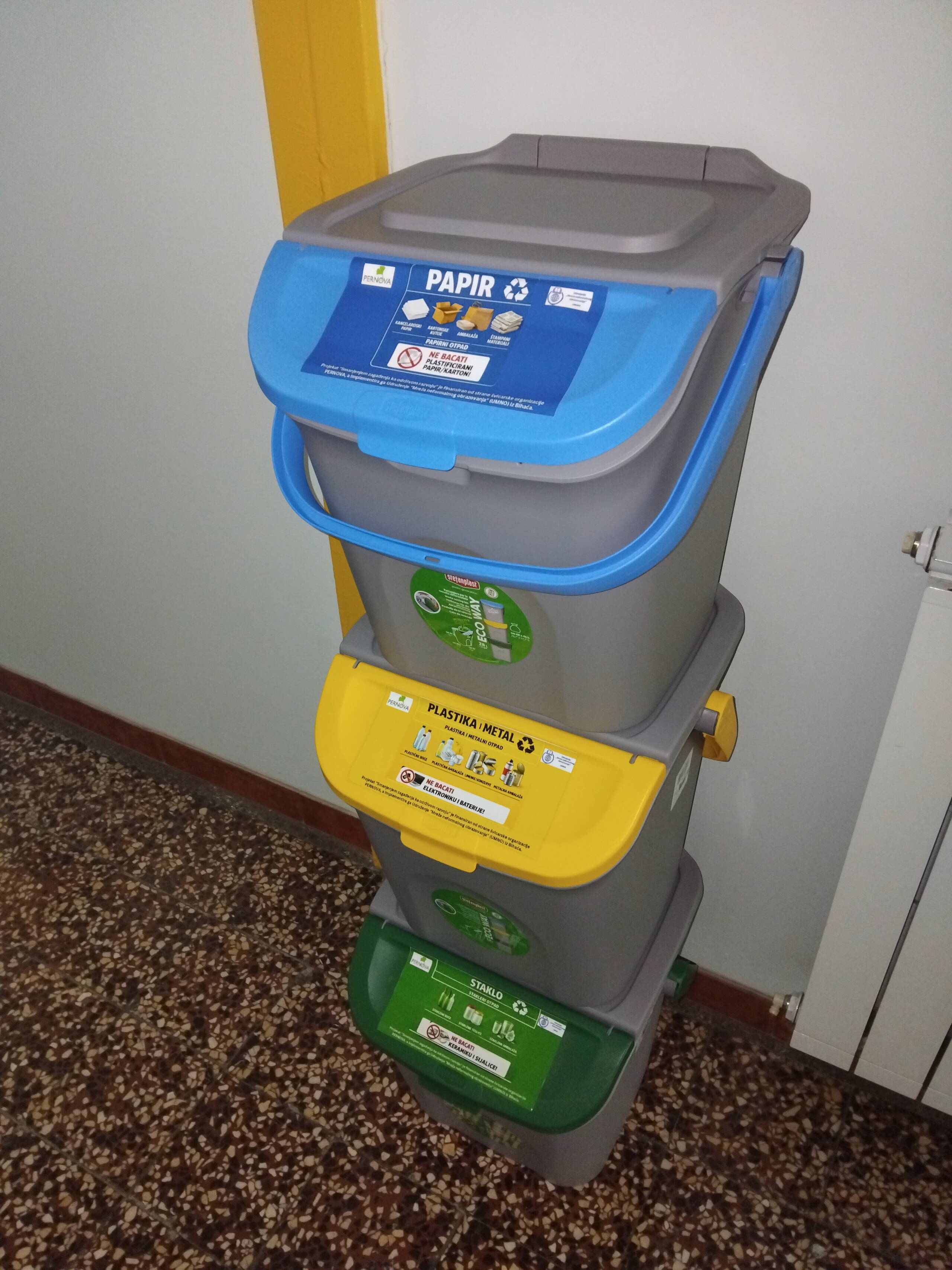 pernova_nonformal_education_recycling.jpeg Abfalltrenn-Container in Bihać, Bosnien und Herzegowina.