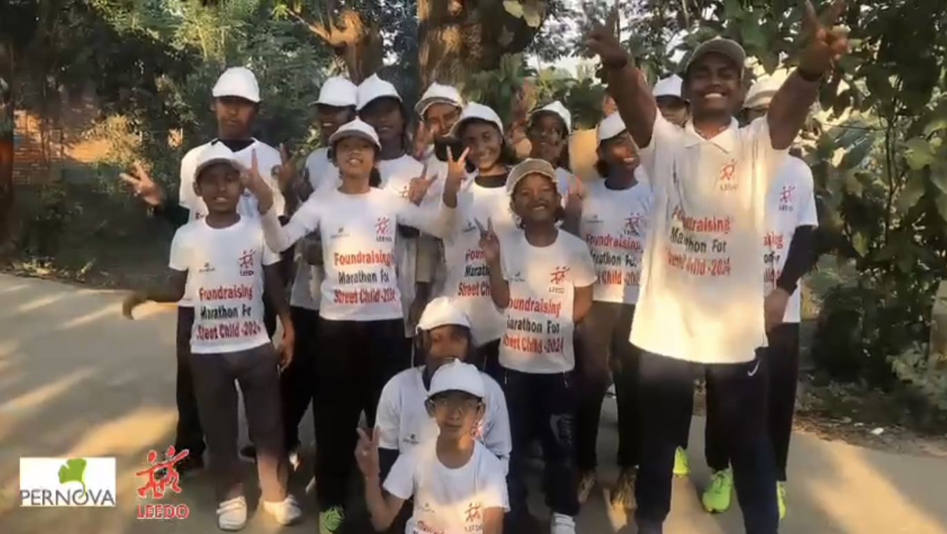sponsoringlauf_pernova_2024.png Im Ziel: Kinder und Jugendliche nach dem Lauf und vor der Hitze.