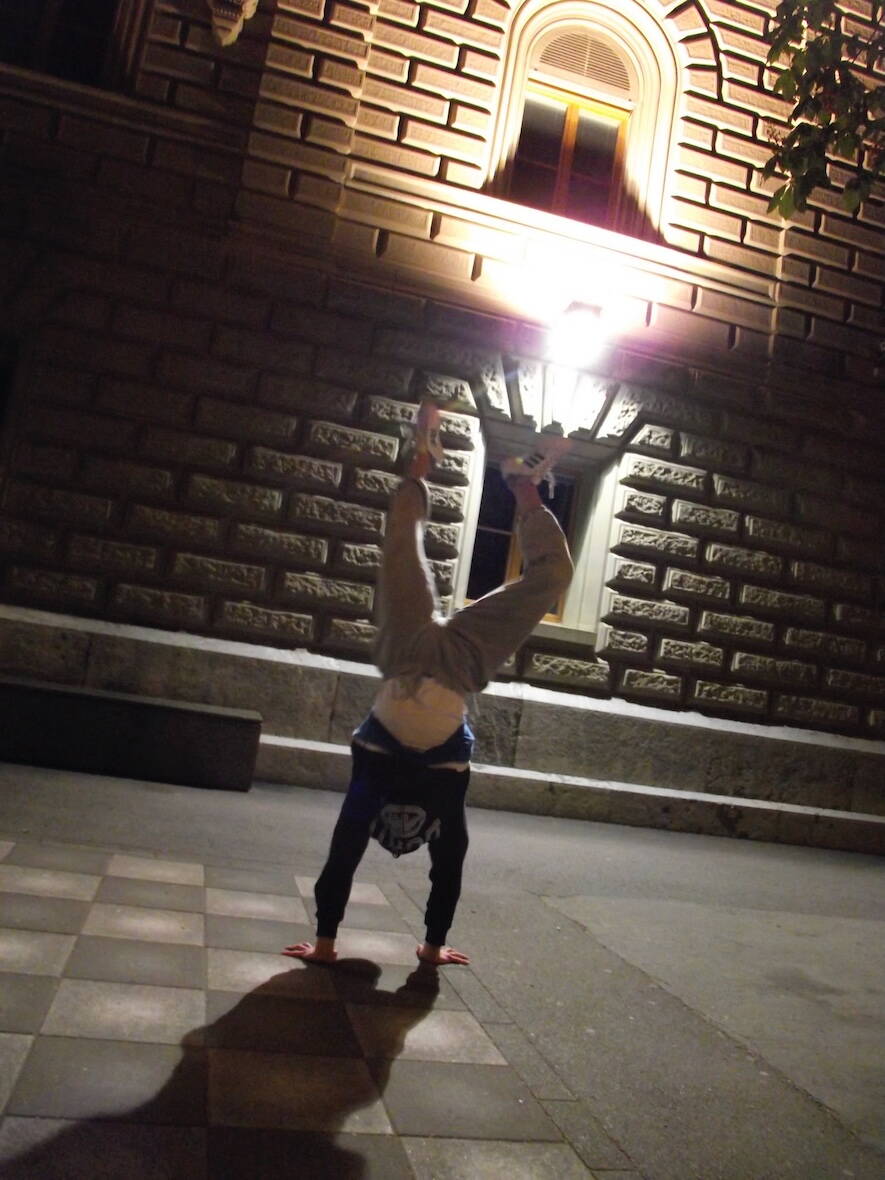 projekt_skroove_4.jpeg Im Scheinwerferlicht mit Tanz, Akrobatik und Improvisation gegen Gewalt.