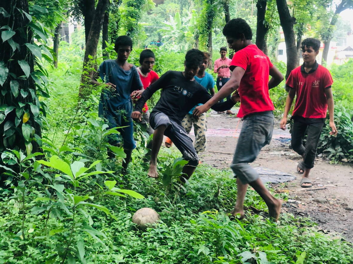 Fussball_Pernova_Bangladesch.jpg Kinder, Fussball, Bangladesch