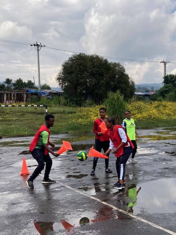 ethiopia_kraft_schulung.jpeg Teilnehmende an deiner KRAFT-Lektion im Programm "Sport baut Brücken".
